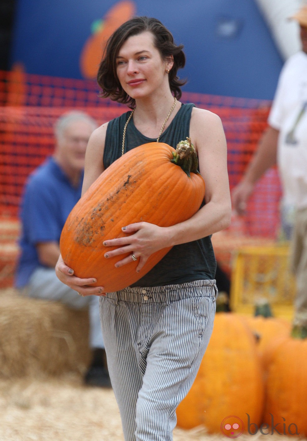 Milla Jovovich elige calabaza para Halloween 2012