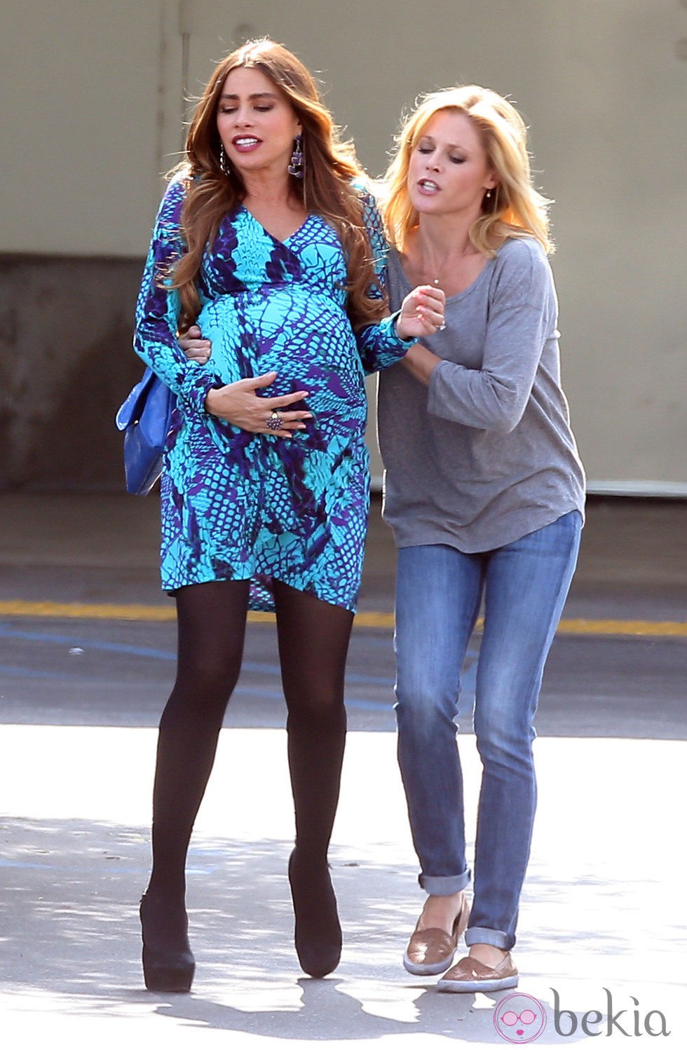 Julie Bowen ayuda a una Sofía Vergara embarazada en la grabación de 'Modern Family'