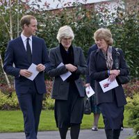 El Príncipe Guillermo de Inglaterra y sus tías en el funeral de su niñera