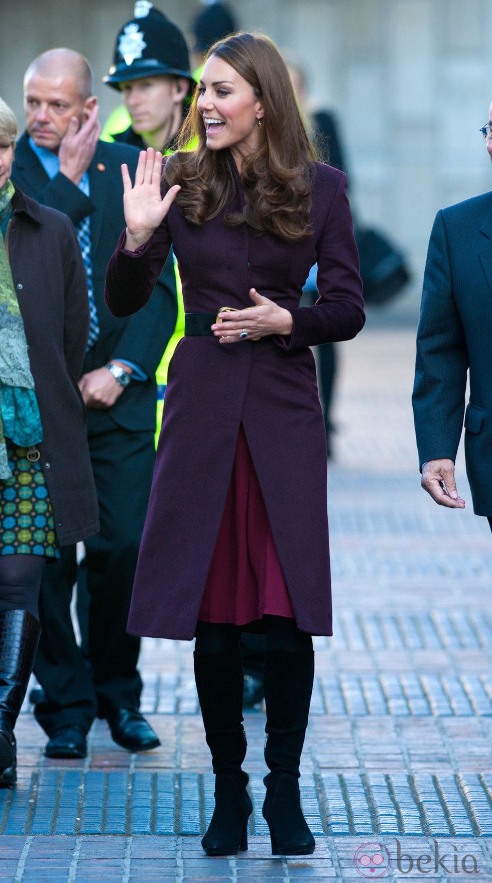 La Duquesa de Cambridge saluda en su visita a Newcastle
