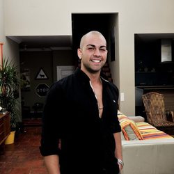 Alberto 'Clavelito' muy sonriente en la casa del programa de MTV España 'Gandía Shore'