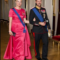 Haakon y Mette-Marit de Noruega en una cena de gala en el Palacio Real