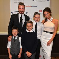David Beckham y Victoria Beckham junto a sus hijos Cruz, Romeo y Brooklyn