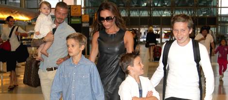 El matrimonio Beckham con todos sus hijos en el aeropuerto