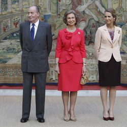 Los Reyes y la Infanta Elena en una reunión con el Patronato del Instituto Cervantes