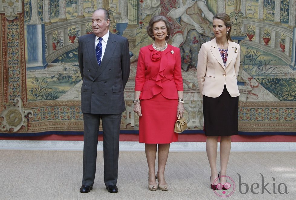 Los Reyes y la Infanta Elena en una reunión con el Patronato del Instituto Cervantes
