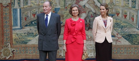 Los Reyes y la Infanta Elena en una reunión con el Patronato del Instituto Cervantes