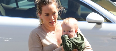 Hilary Duff paseando con su hijo Luca por Beverly Hills