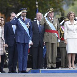 Los Reyes y los Príncipes Felipe y Letizia a su llegada al desfile militar del Día de la Hispanidad 2012
