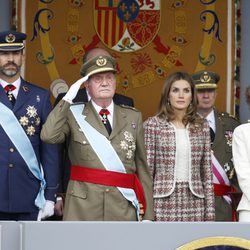 Los Reyes y los Príncipes Felipe y Letizia durante el desfile del Día de la Hispanidad 2012