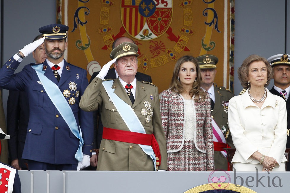 Los Reyes y los Príncipes Felipe y Letizia durante el desfile del Día de la Hispanidad 2012