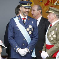 El Rey y el Príncipe Felipe durante el desfile militar del Día de la Hispanidad 2012