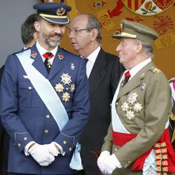 El Rey y el Príncipe Felipe durante el desfile militar del Día de la Hispanidad 2012