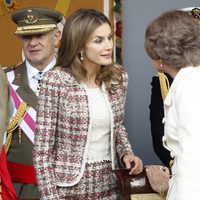 La Princesa Letizia y la Reina Sofía charlando en el Día de la Hispanidad 2012