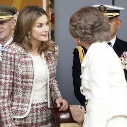 La Princesa Letizia y la Reina Sofía charlando en el Día de la Hispanidad 2012