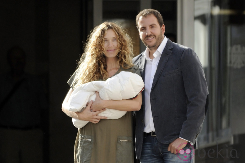 Borja Thyssen y Blanca Cuesta con su hijo Enzo en brazos