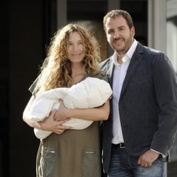 Borja Thyssen y Blanca Cuesta con su hijo Enzo en brazos
