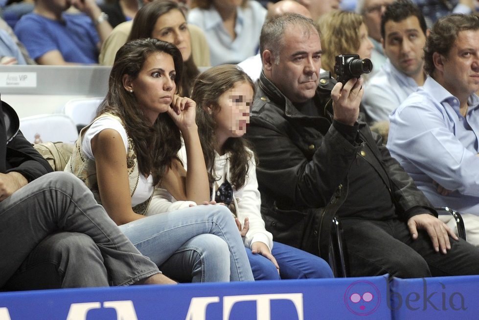 Ana Pastor y Antonio García Ferreras con su hija en un partido de baloncesto