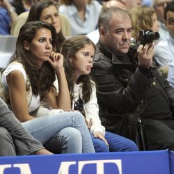 Ana Pastor y Antonio García Ferreras con su hija en un partido de baloncesto