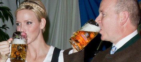 Los Príncipes de Mónaco bebiendo cerveza en el Oktoberfest monegasco