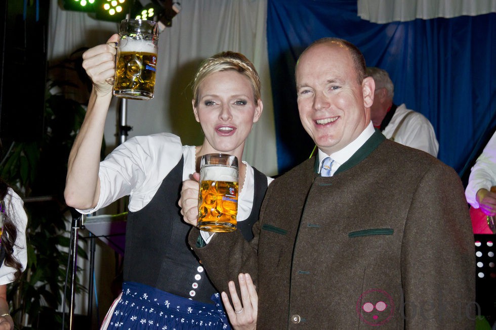 Alberto y Charlene Mónaco bebiendo cerveza en el Oktoberfest del Principado