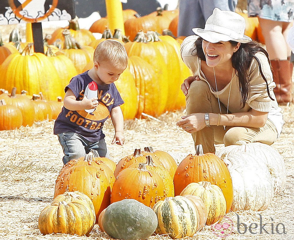 Selma Blair recogiendo calabazas con su hijo para celebrar el día de 'Halloween'