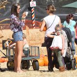 Alessandra Ambrosio y Jessica Alba charlando mientras recogen calabazas para celebrar 'Halloween'