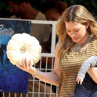 Hilary Duff con su hijo recogiendo calabazas para 'Halloween'