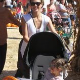 Jessica Alba paseando a su hijo tras una jornada intensa recogiendo calabazas para 'Halloween'