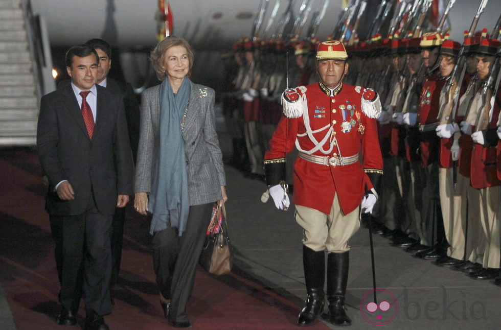 La Reina Sofía llega a Bolivia para un viaje de cooperación