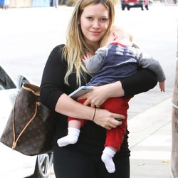 Hilary Duff con su hijo Luca Comrie en brazos