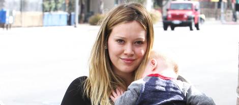 Hilary Duff con su hijo Luca Comrie en brazos