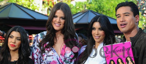 Las hermanas Kardashian y Mario Lopez en el programa 'Extra'