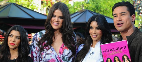 Las hermanas Kardashian y Mario Lopez en el programa 'Extra'