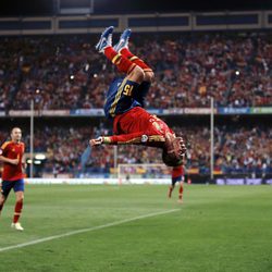 Sergio Ramos celebra con una voltereta su gol a Francia