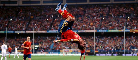 Sergio Ramos celebra con una voltereta su gol a Francia