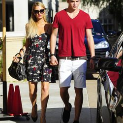 Paris Hilton paseando con River Viiperi por las calles de Beverly Hills