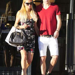 River Viiperi junto a su novia Paris Hilton de compras