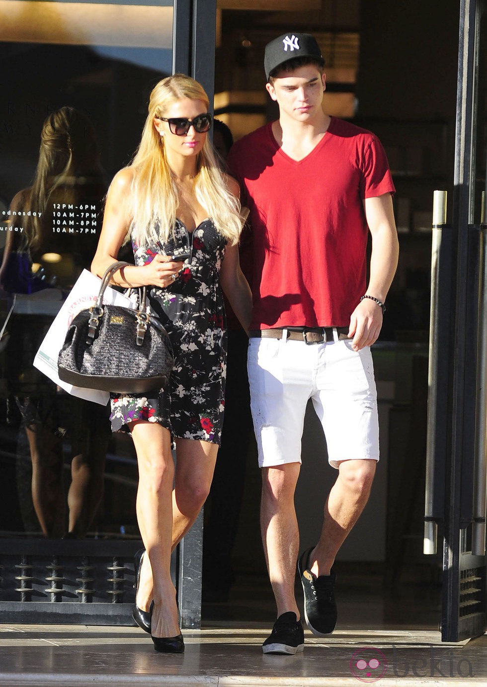 River Viiperi junto a su novia Paris Hilton de compras