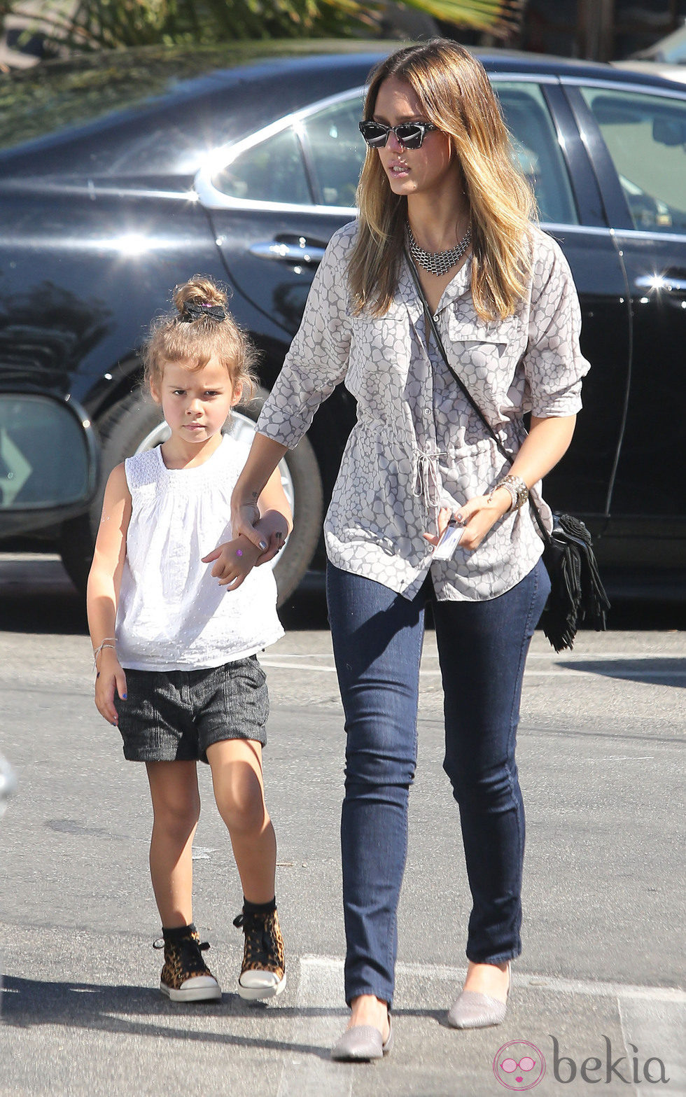 Jessica Alba paseando con su hija honor
