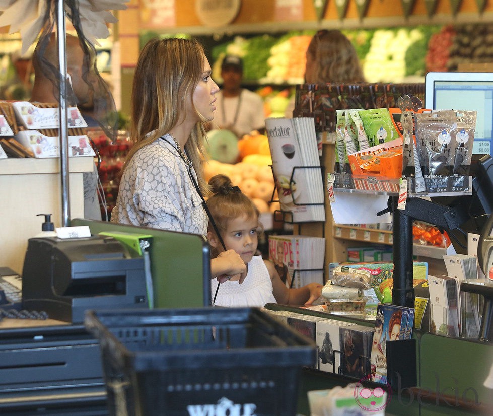 Jessica Alba en el supermercado con su hija Honor