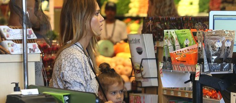 Jessica Alba en el supermercado con su hija Honor