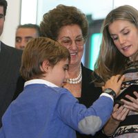 La Princesa Letizia con un niño durante la inauguración de la Casa del Lector