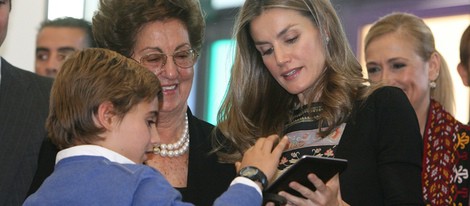 La Princesa Letizia con un niño durante la inauguración de la Casa del Lector