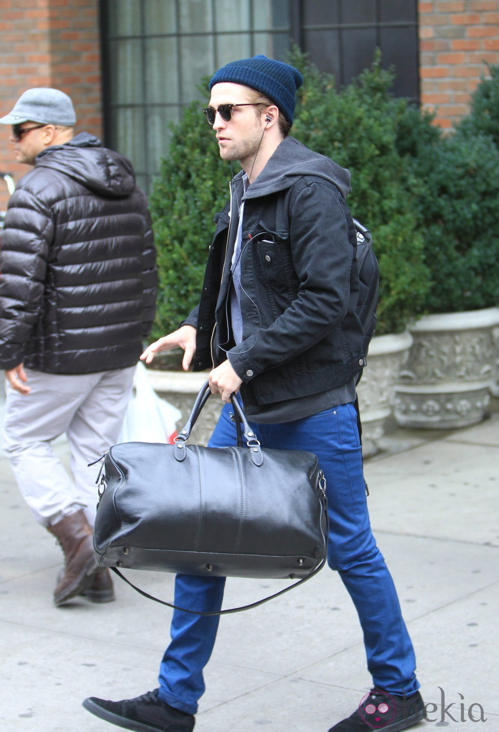 Robert Pattinson cargado con una bolsa en Nueva York