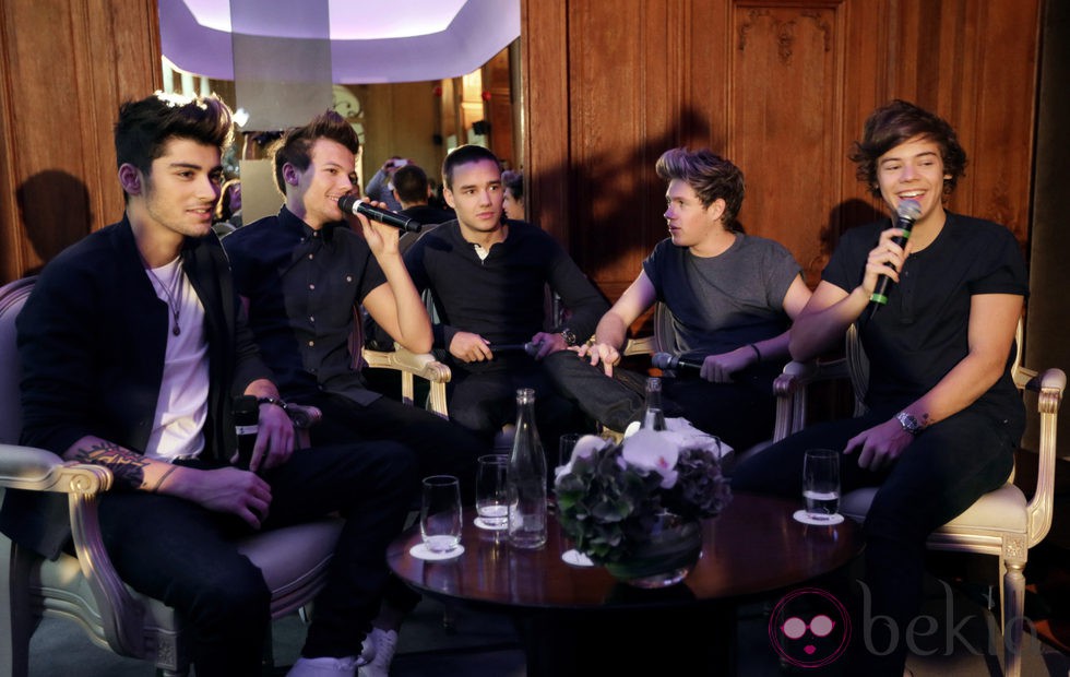 One Direction durante una conferencia en París