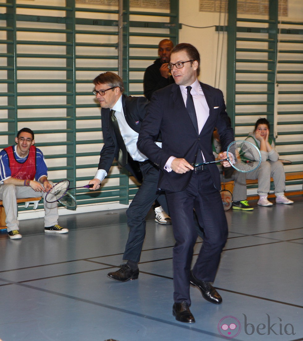 Daniel de Suecia jugando al badminton durante su visita a una escuela