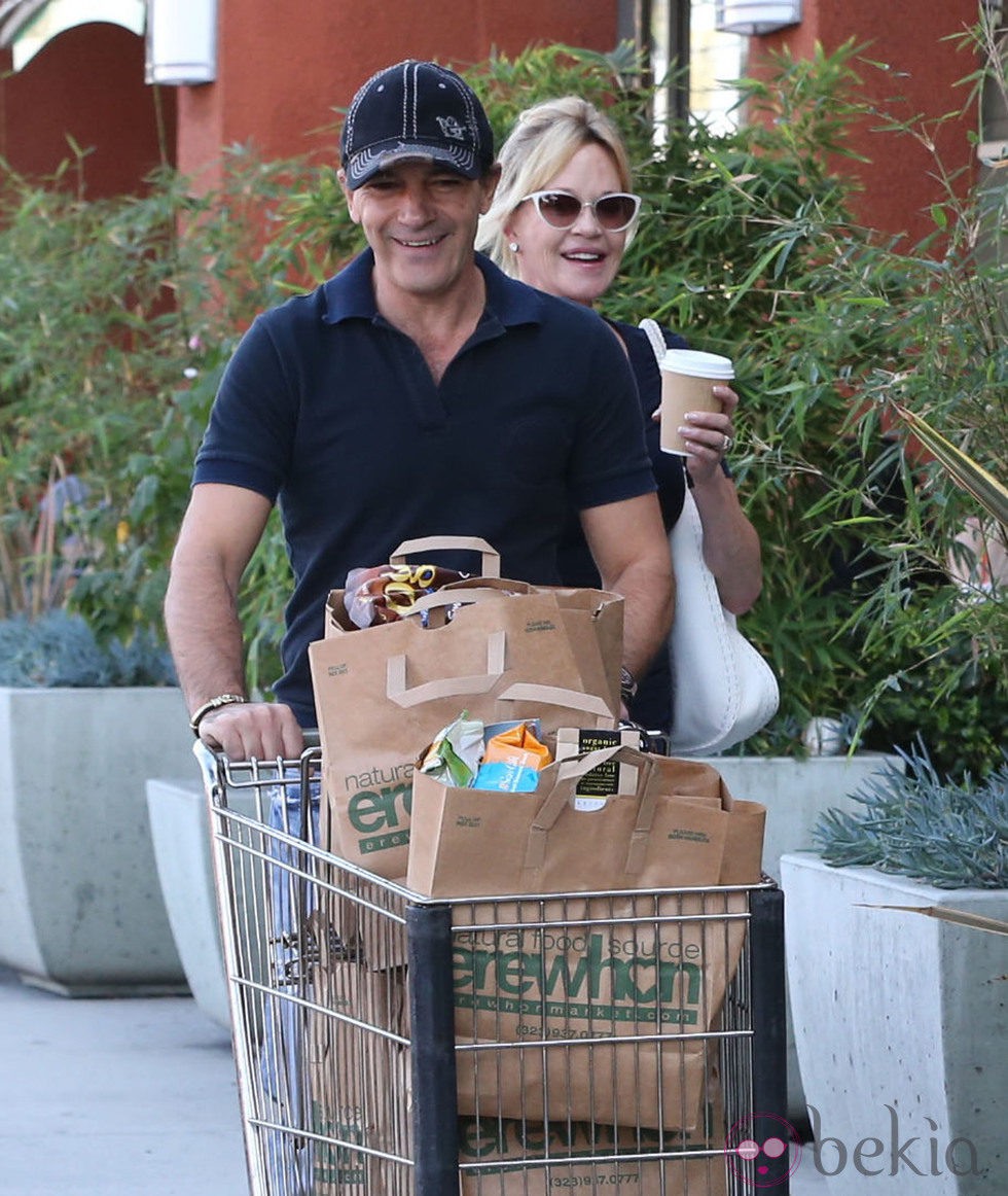 Melanie Griffith y Antonio Banderas felices de compras en un supermercado