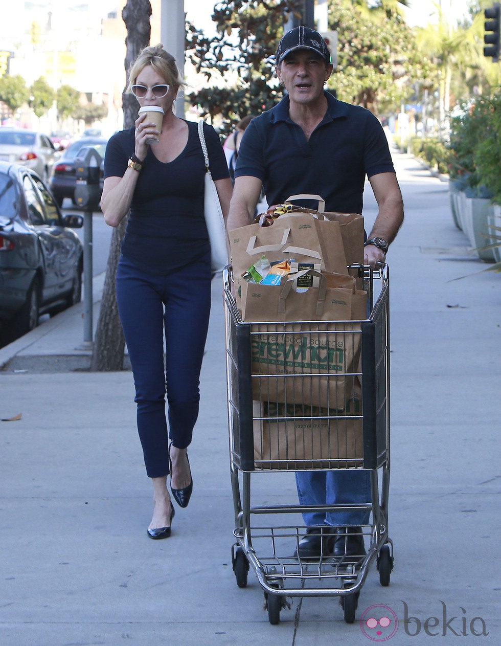 Melanie Griffith se va de compras con su marido a un supermercado en California