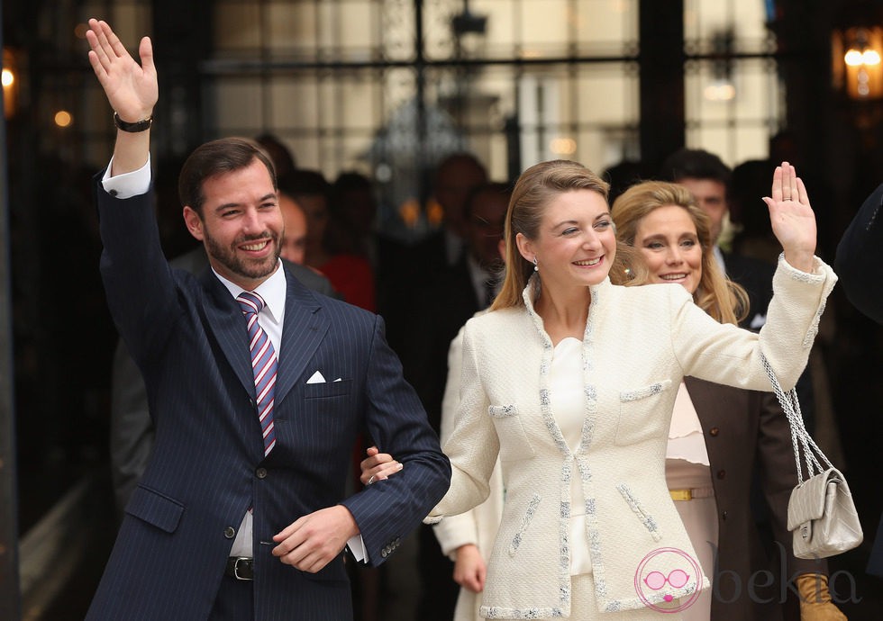Guillermo de Luxemburgo y Stéphanie de Lannoy saludan en su boda civil